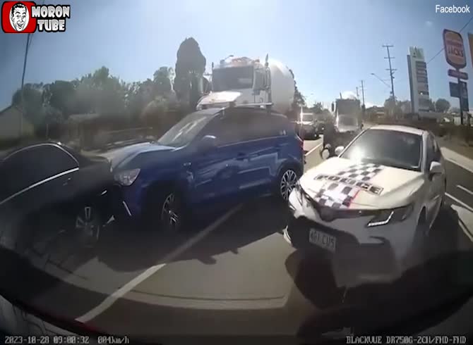 Video :As they attempt to flee, fugitives become trapped on a police car